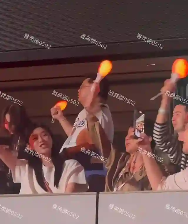 周杰伦演唱会偶遇奚梦瑶和婆婆梁安琪，婆媳俩挥动荧光棒全程开心