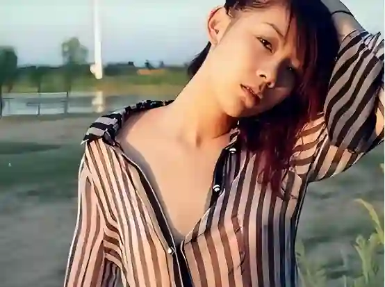 2011年，她全裸接受记者采访，并称：我敢看你们，你们敢看我吗？
