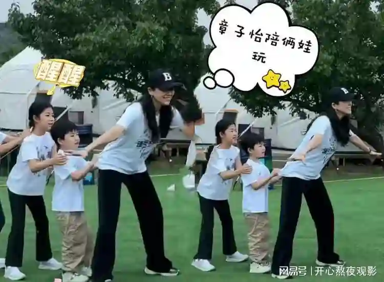 章子怡素颜带娃露营，草地狂奔超欢乐！醒醒姐弟共用一张脸