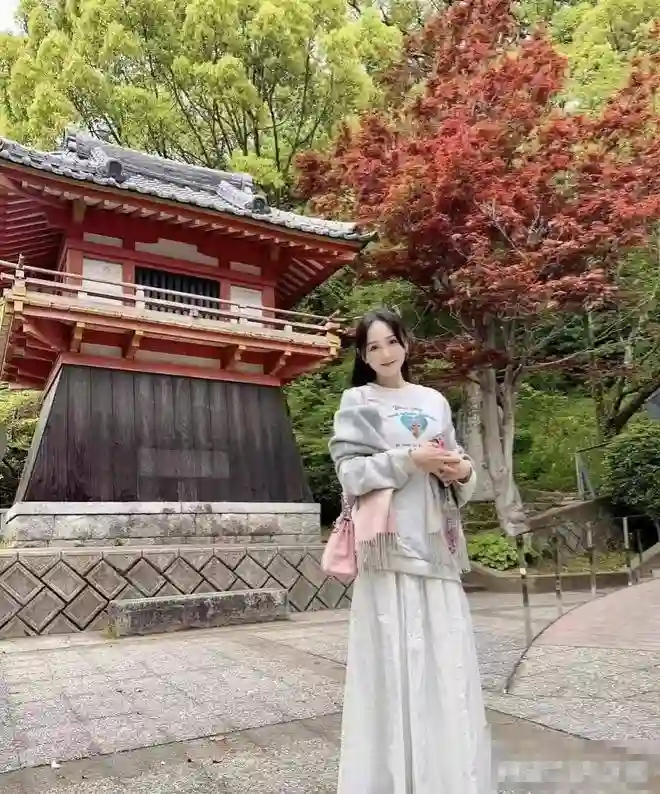 46岁陈乔恩和老公日本旅游：扎两个小辫子太减龄，像20岁少女一样