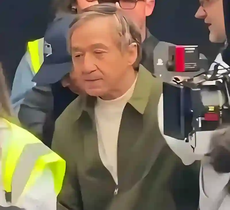 成龙老了，李连杰老了，周星驰也老了，而64岁的他看起来却像30岁