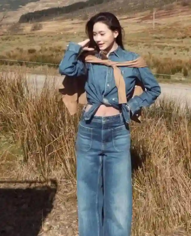 小S二女儿Lily晒旅行美照，走出大S离世阴影，秀小蛮腰和豪车