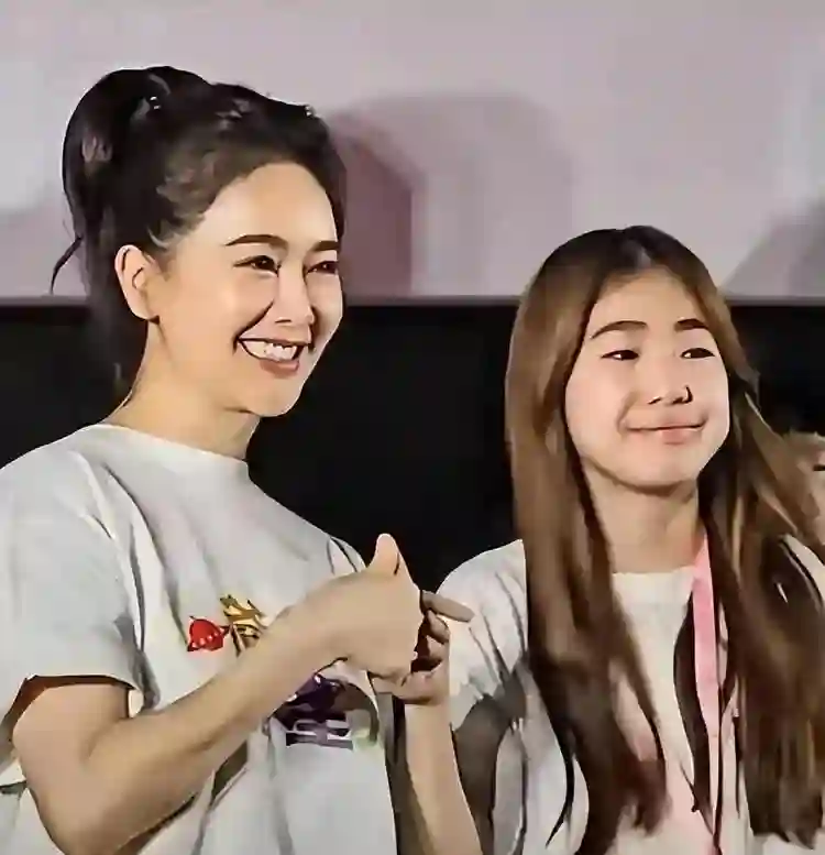 48岁左小青现状：现身香港，素颜皮肤嫩到发光，如今单身不谈恋爱