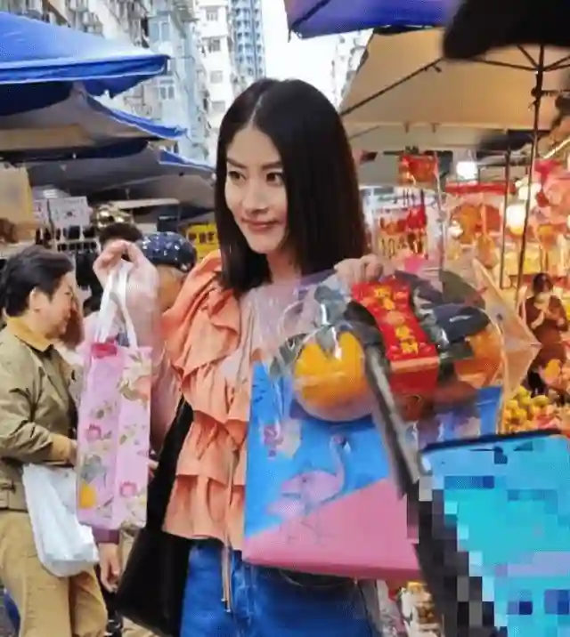 52岁陈慧琳在广州吃大排档, 大口嗦粉拍