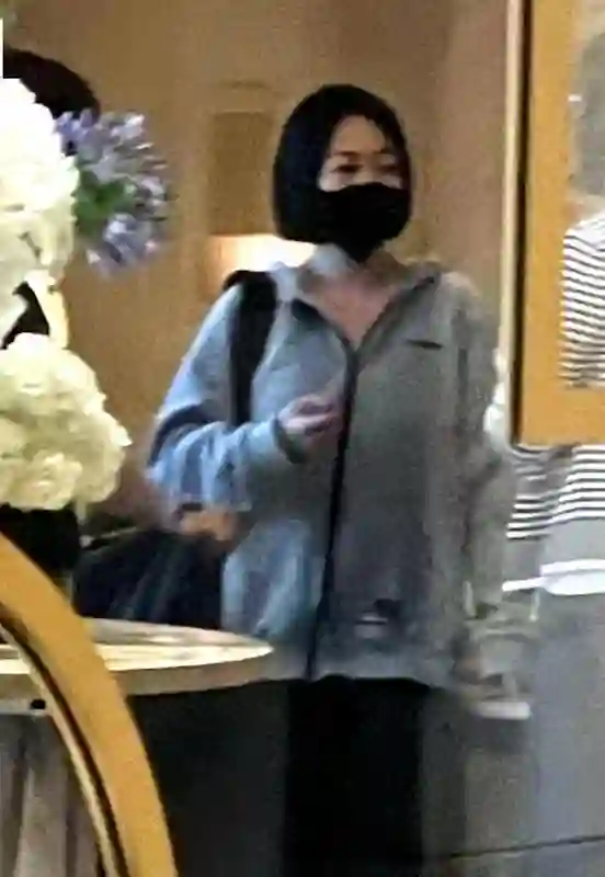 小S低调赴韩引猜测，最新照片曝光，状态极差，瘦得撑不起衣服