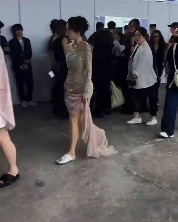 红毯幕后揭秘，孙俪神似胡曼黎，杨幂状态略显狼狈，吴谨言完美扛住