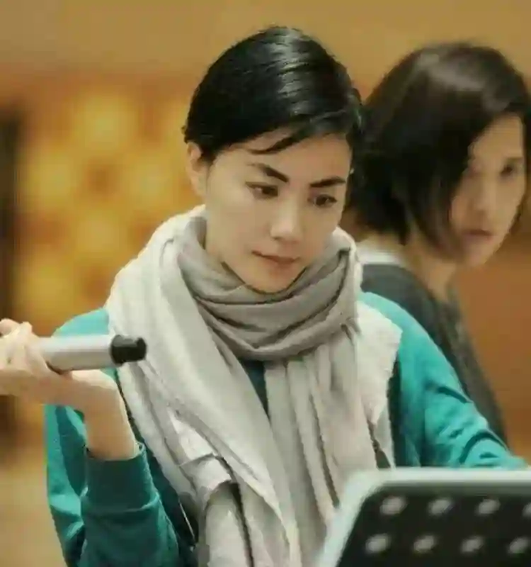 王菲年轻时长得太哇塞了，又美又灵动，真的是被嗓子埋没的美貌！