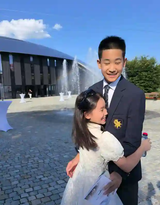 赵文卓晒一家五口温馨合照，恭喜大女儿高中毕业