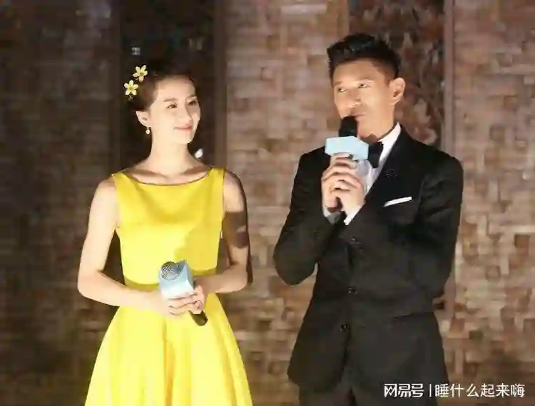 离婚风波后罕见同框!刘诗诗吴奇隆带儿子出行,全程无交流似陌生人