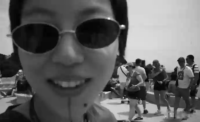 王菲笑发财了，窦靖童把演唱会开到欧洲，一边赚钱一边玩，自在!