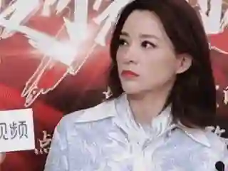 密春雷风波过后，董卿近况曝光，被搀扶走出医院 如今处境早有预兆