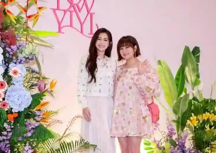 43岁任家萱带亲妹参加好友婚礼，穿超短裙露大腿，烧伤疤不明显了