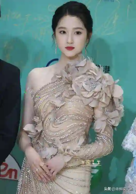 28岁关晓彤与42岁蒋欣同框，身材差距显现，究竟什么是顶级头身比？
