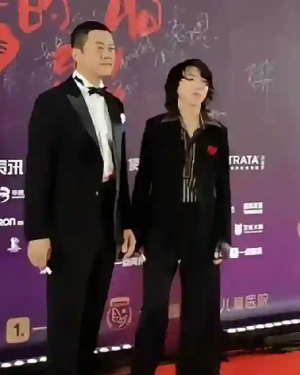 李亚鹏直播透露，李嫣很少主动联系自己，窦靖童每周都会视频通话