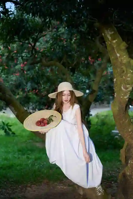 张天爱荔枝园美拍：穿白裙戴<em>草帽</em>，畅享田园惬意风情