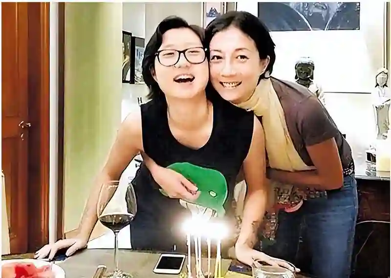 都说吴绮莉人生失败，自己糟糕，女儿也糟糕，可林凤娇也好不到哪