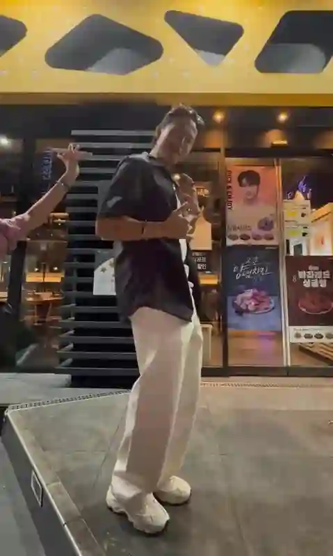 吴千语在夕阳下奔跑，她在韩国街头很美，施伯雄陪她和她闺蜜逛街