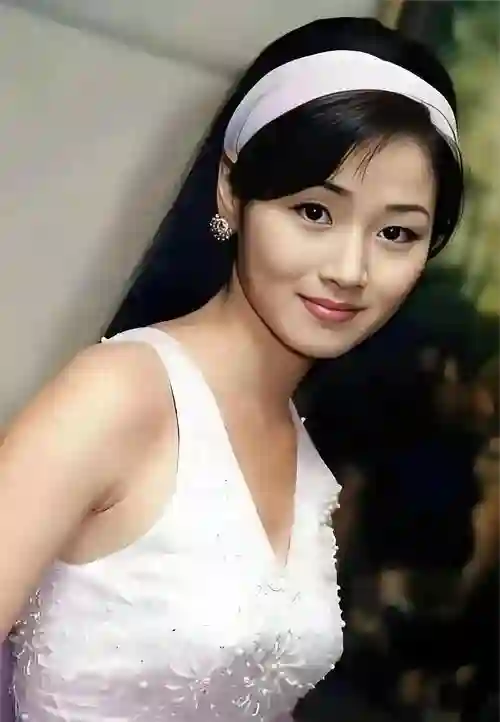 万绮雯现状：55岁肤白貌美无儿女，和丈夫长住内地，义子长得很帅