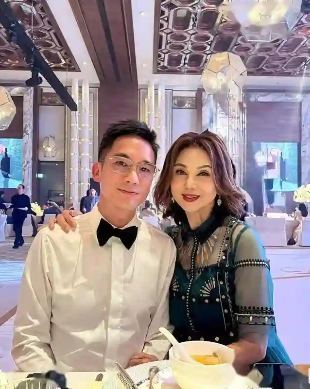 44岁林孝贤和41岁霍启山当伴郎，谢玲玲盛装出席婚宴，并在线催婚
