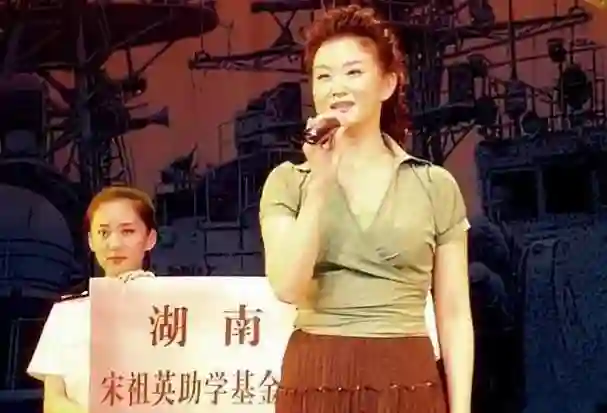 没想到，“销声匿迹”11年，与丈夫相约丁克的宋祖英已成人生赢家