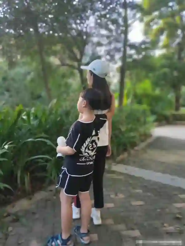 又添新料，耳环妹黄杨钿甜父亲学历曝光，入职新单位就是主任