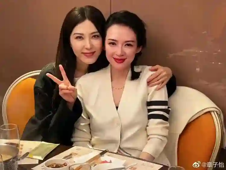 面相全变了！再看46岁章子怡大学合影，才知骨相和皮相老去的差距