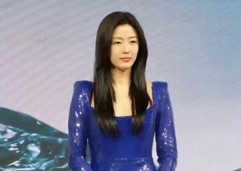 全智贤眼里有光了！网友猜测她要离婚，近照似少女打扮粉嫩秀身材