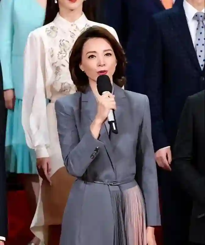 离开央视后52岁董卿近况 素颜发福没扛住死亡打光 但气质依旧出众