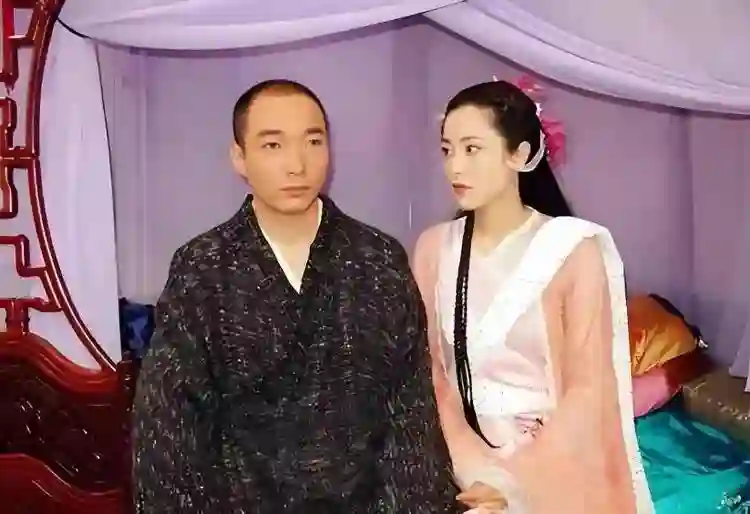 曾黎机场落泪！曾靠美貌“征服”众人,如今为何上演“苦肉计”