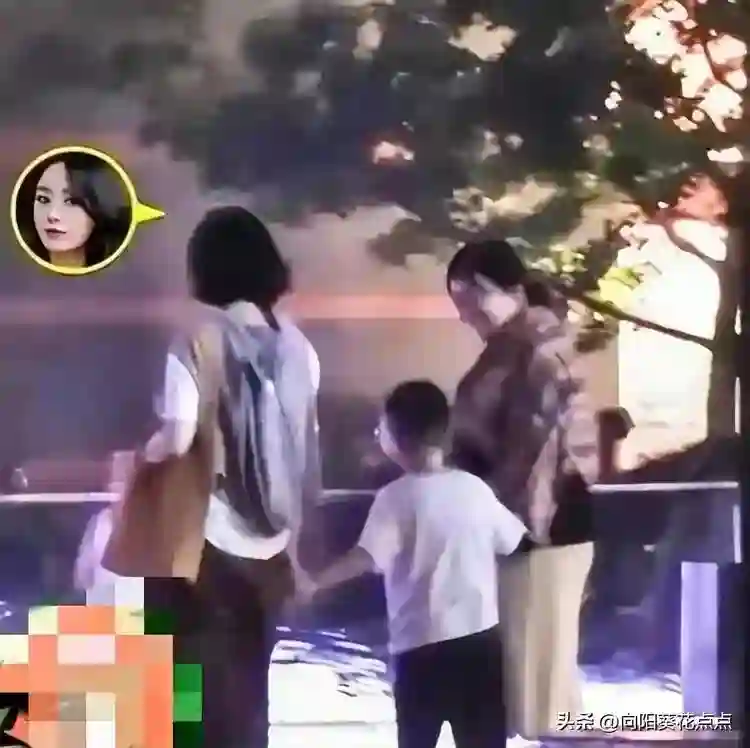 赵丽颖母亲首次曝光，穿大花衣服很富贵，原来女儿随妈是真的！