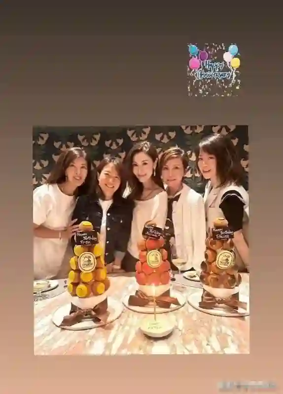 李嘉欣62岁姐姐冻龄美貌依旧，姐妹感情深厚，气质优雅状态好