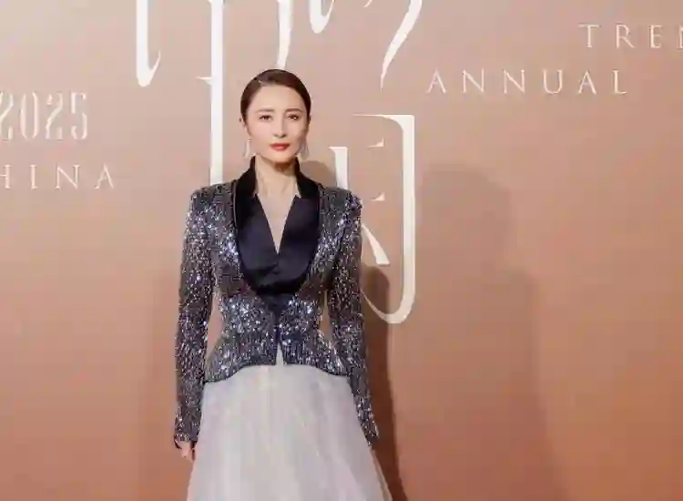 红毯惊喜不断！王子文摔倒、赵露思回归，袁姗姗变脸认不出