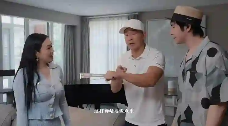 刘畊宏做客钟丽缇北京豪宅，赶饭点吃六个菜，家里有俩保姆照顾她