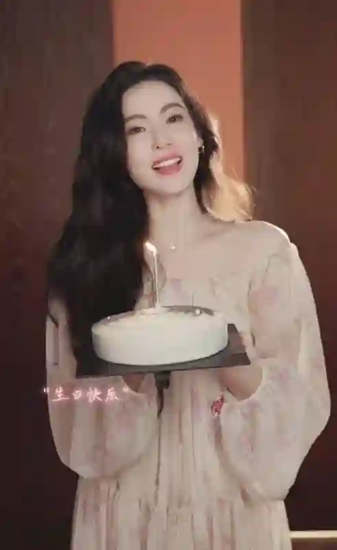 张柏芝穿碎花裙为周星驰庆生！手捧蛋糕笑容超治愈