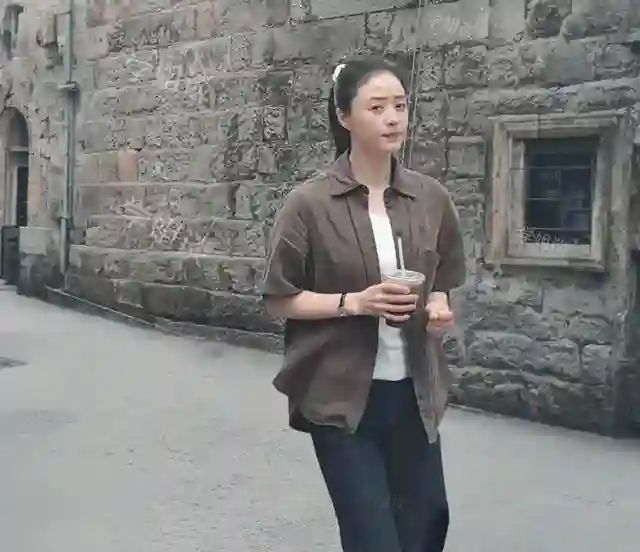 蒋欣素颜暴击！憔悴怒视镜头网友炸锅，私下真实状态藏玄机