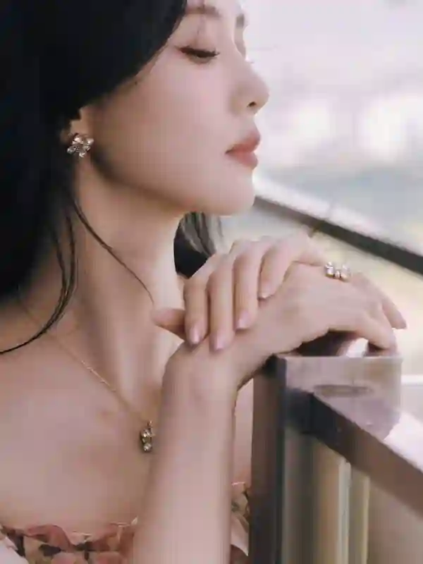 刘诗诗印花露肩裙造型惊艳，尽显灵动甜美