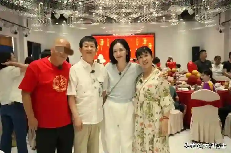 谢娜二舅生日宴曝光，摆了十几桌好热闹，谢娜和父母现身成焦点