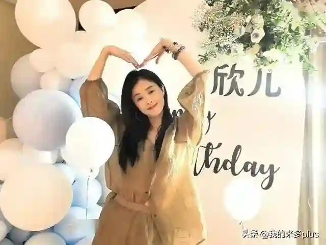 蒋欣晒生日惊喜，俏皮唱生日歌像20岁女孩，被限制吃蛋糕秒变哭脸