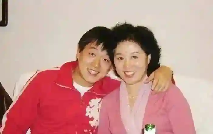 佟大为带17岁女儿拍戏，俩女儿拜师刘天池，长相随妈，个高比例好
