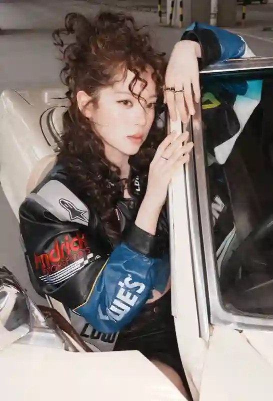 欧阳娜娜机车外套配短裤！卷毛造型又酷又飒超吸睛