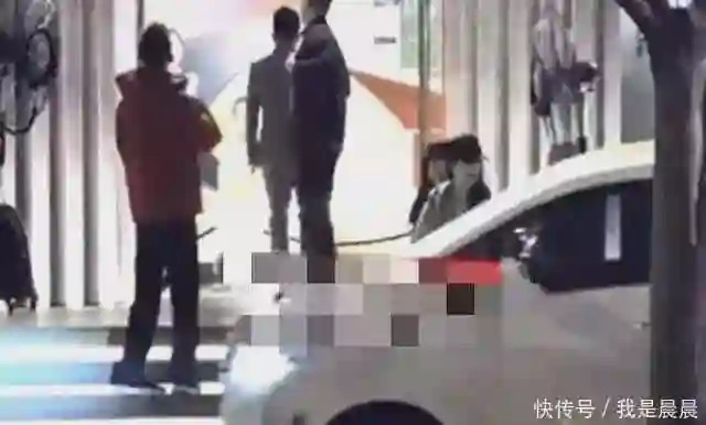 刘亦菲素颜聚会，夹菜瞬间曝光，网友们都惊呆了！