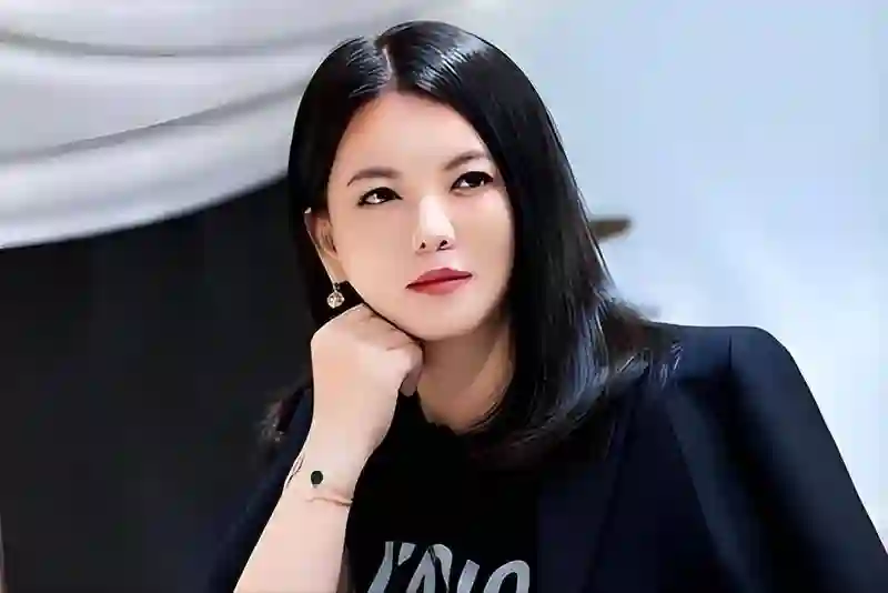 李湘真实照片被扒！没开美颜满脸黢黑，网友：胖得超乎想象！