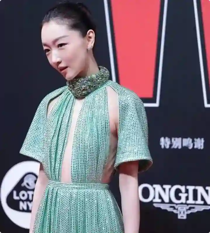 这是周冬雨？直接换了个头一样，美是美了却丢了辨识度