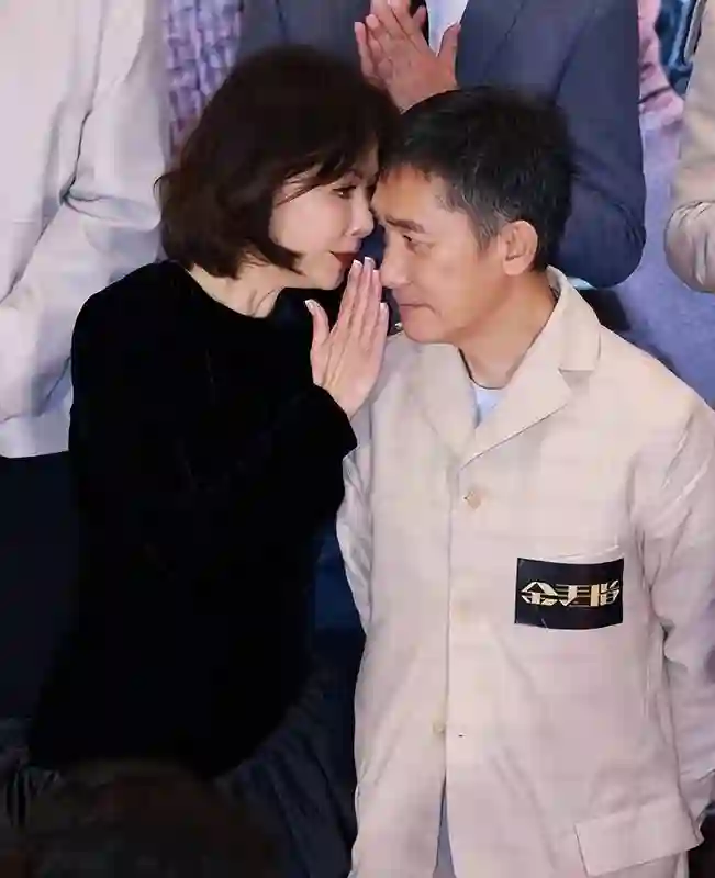 梁朝伟刘嘉玲泰国度假，两人结婚多年恩爱如初，刘嘉玲美腿抢镜