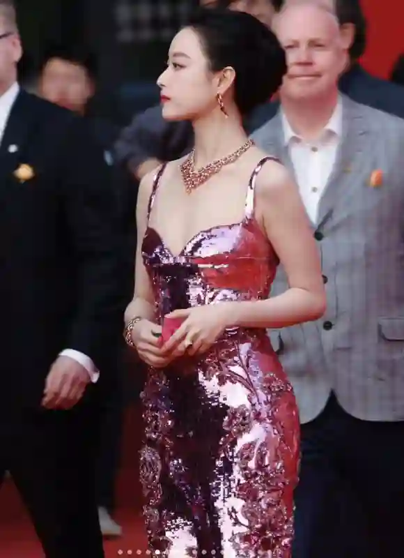 倪妮红毯生图惊艳亮相，肢体动作引热议，衣着与身形引发讨论