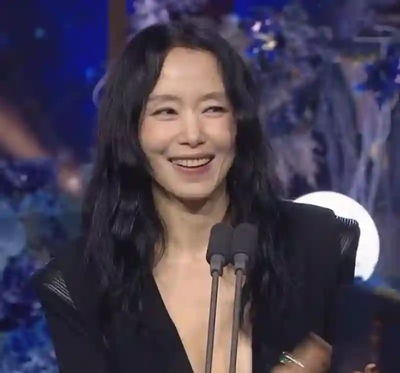 韩国青龙奖：IU拿视后美如初恋，李惠利变黑魔女，朴宝剑帅回巅峰