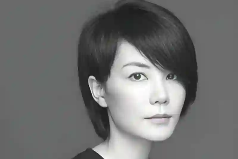 王菲小女儿抽烟？李嫣夹烟照曝光，母女仨都是烟民，网友褒贬不一