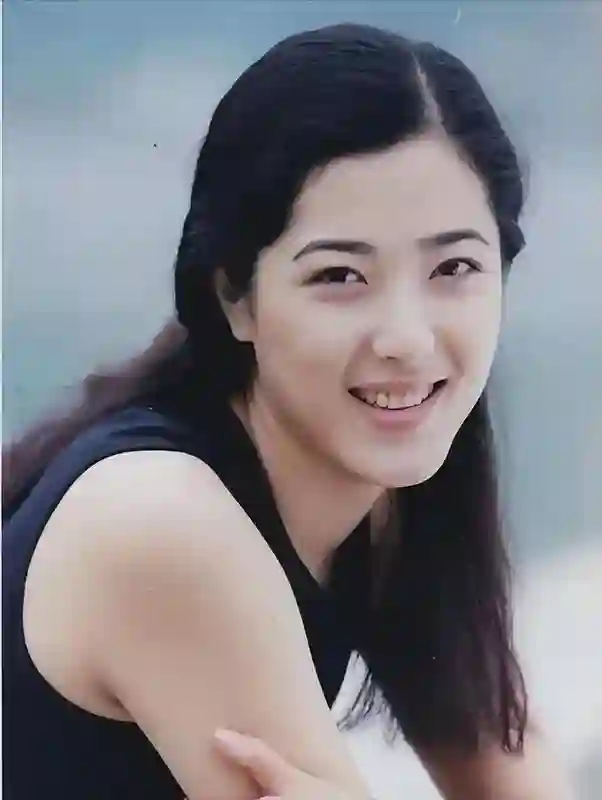 曾黎机场落泪！曾靠美貌“征服”众人,如今为何上演“苦肉计”
