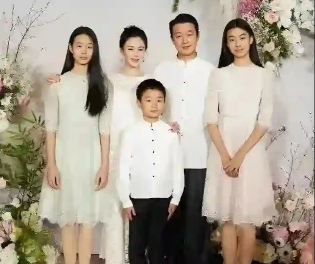 佟大为带17岁女儿拍戏，俩女儿拜师刘天池，长相随妈，个高比例好