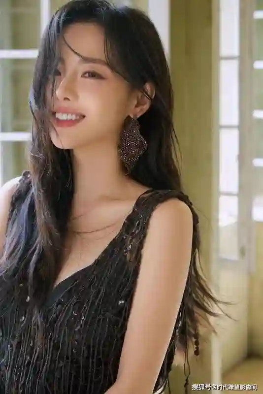 张嘉倪晒活动照宣告强势复出，绝美妆造惊艳众人，嘟嘴卖萌少女感爆棚
